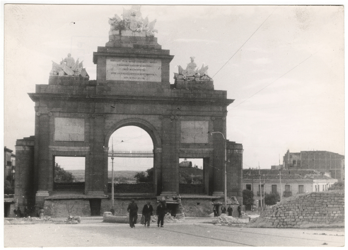 Portão de entrada com barricada. Espanha, 1937