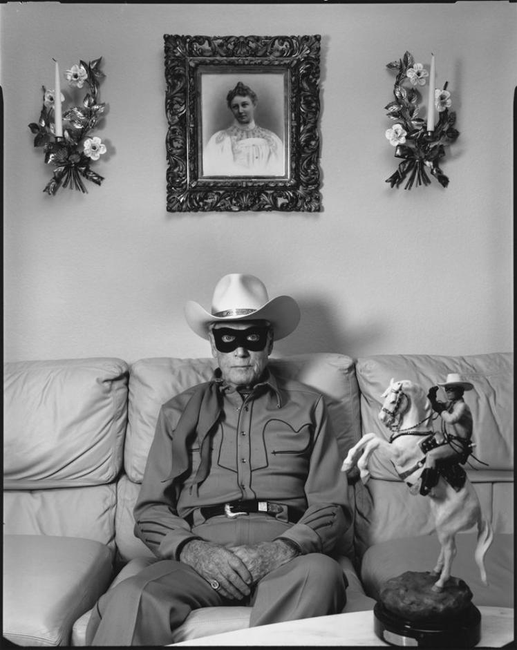 Clayton Moore, o exCavaleiro Solitário, sentado no sofá, Los Angeles Califórnia, 1992